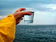 agua de mar en un vaso